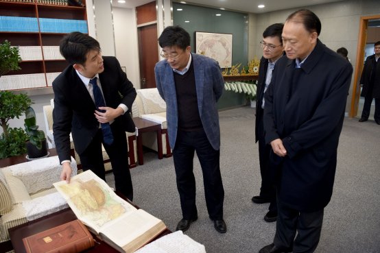 C:\Users\dell\Desktop\2018.12.20校长刘伟 高等教育司长来访\刘伟校长视察日本av中文字幕
\刘伟校长参观日本av中文字幕
珍品图书.jpg